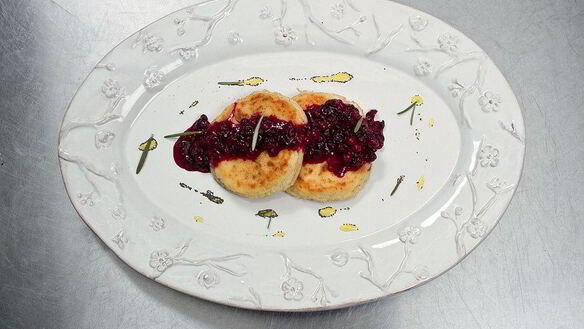 ШАГ 5. сырники с бруснично-розмариновым вареньем