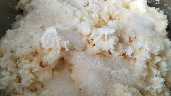 ШАГ 2. сырники с изюмом и кедровыми орехами