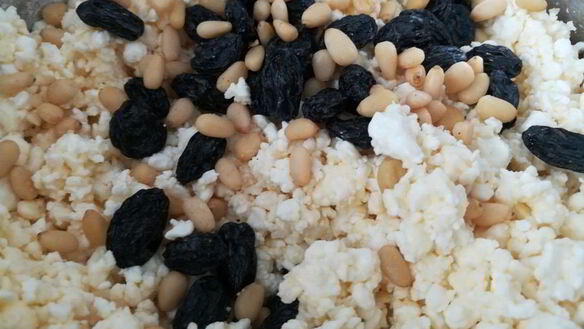 ШАГ 3. сырники с изюмом и кедровыми орехами