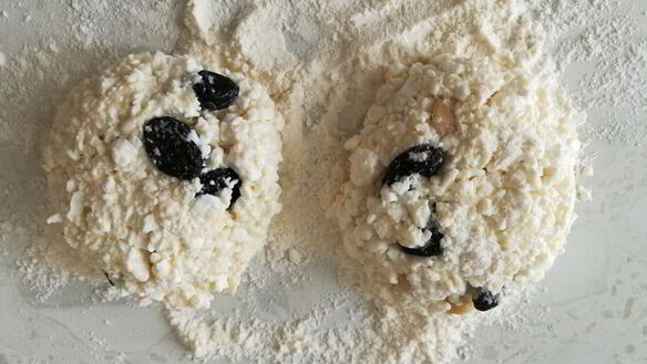 ШАГ 4. сырники с изюмом и кедровыми орехами