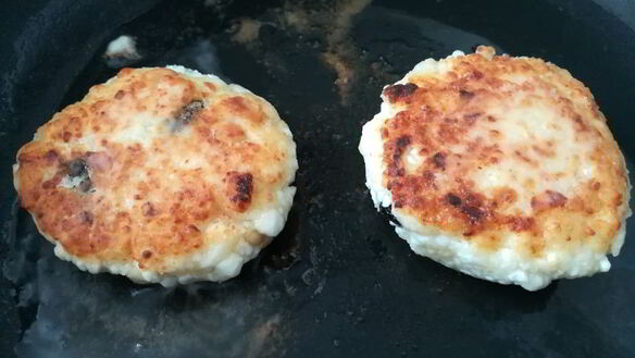 ШАГ 5. сырники с изюмом и кедровыми орехами