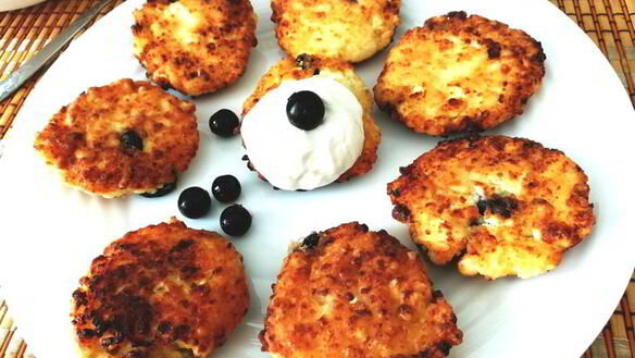 ШАГ 6. сырники с изюмом и кедровыми орехами