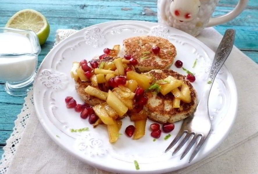 Сырники с карамельным фруктовым соусом