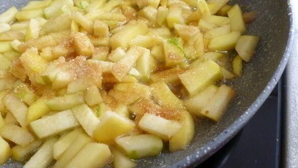 ШАГ 8. сырники с карамельным фруктовым соусом