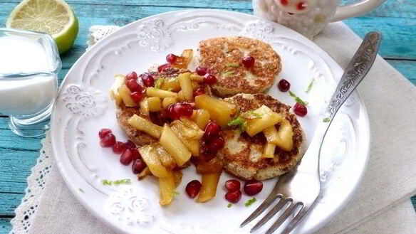 ШАГ 9. сырники с карамельным фруктовым соусом