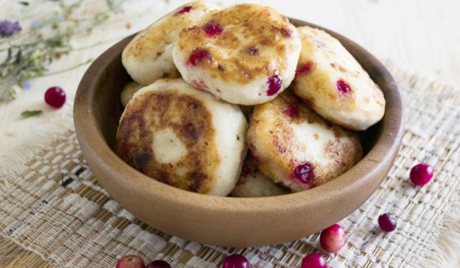 Рецепт сырники с клюквой