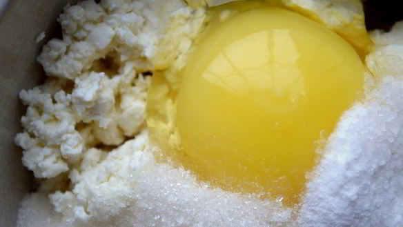 ШАГ 3. сырники с курагой