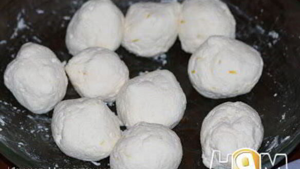 ШАГ 3. сырники с лимонной цедрой и ванилином на манке