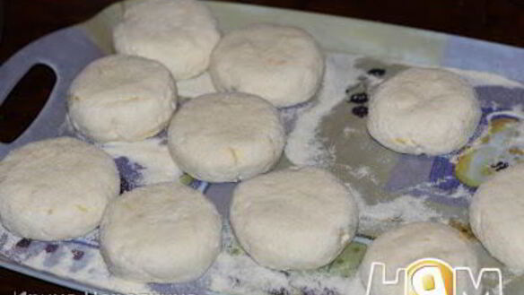 ШАГ 5. сырники с лимонной цедрой и ванилином на манке