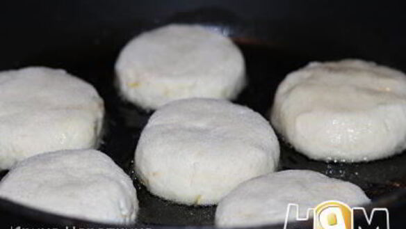 ШАГ 6. сырники с лимонной цедрой и ванилином на манке