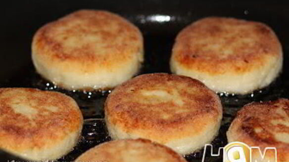 ШАГ 7. сырники с лимонной цедрой и ванилином на манке