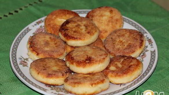 ШАГ 8. сырники с лимонной цедрой и ванилином на манке