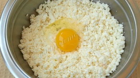 ШАГ 3. сырники с манкой и изюмом