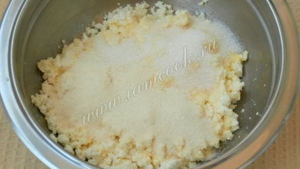 ШАГ 4. сырники с манкой и изюмом