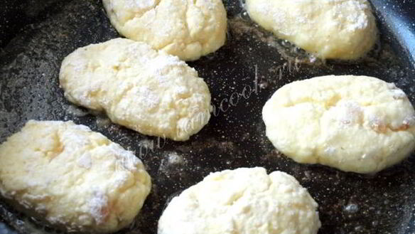 ШАГ 5. сырники с манкой и изюмом