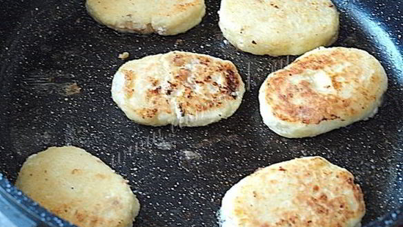 ШАГ 6. сырники с манкой и изюмом