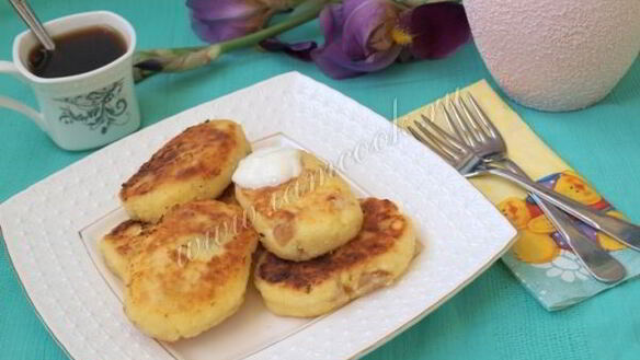 ШАГ 8. сырники с манкой и изюмом