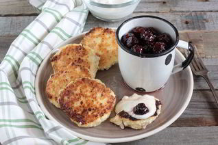 Сырники с вишневым соусом и корицей