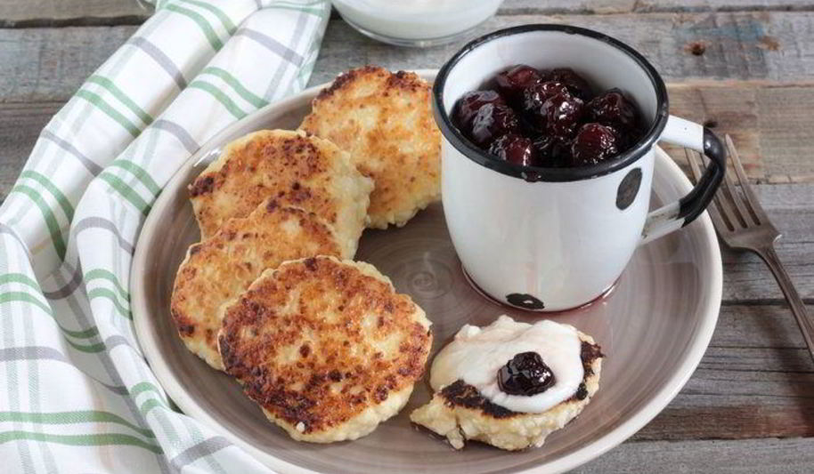 Рецепт сырники с вишневым соусом и корицей