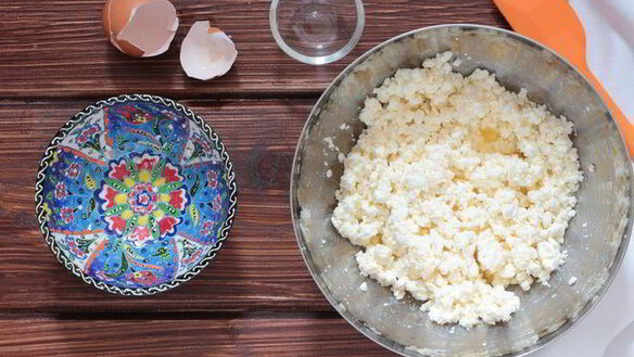 ШАГ 2. сырники с вишневым соусом и корицей