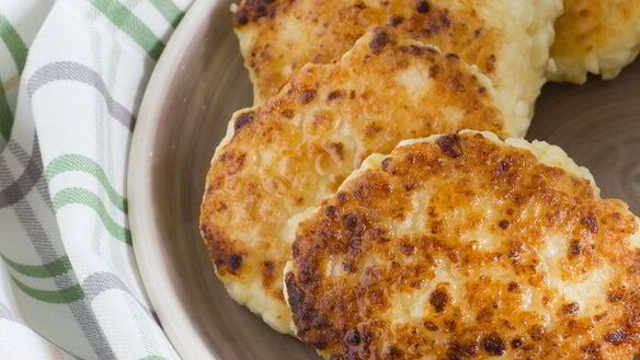 ШАГ 3. сырники с вишневым соусом и корицей