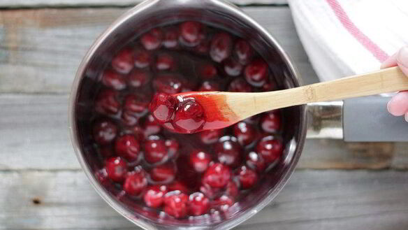 ШАГ 4. сырники с вишневым соусом и корицей