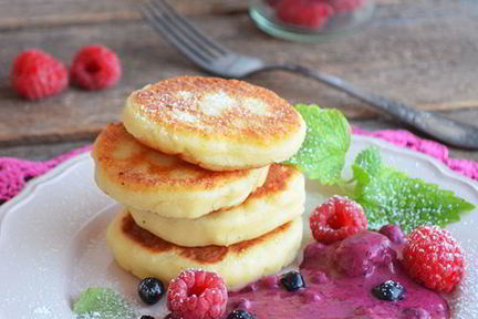 Сырники с ягодным кремом