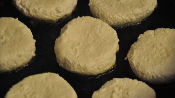 ШАГ 5. сырники жареные и запеченные