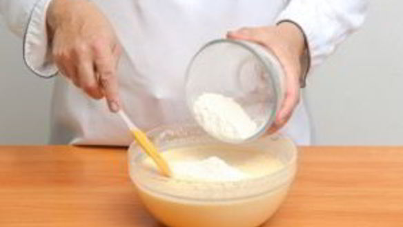 ШАГ 3. пышное бисквитное тесто