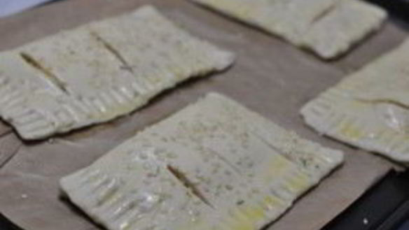ШАГ 3. слоеное тесто с сыром в духовке