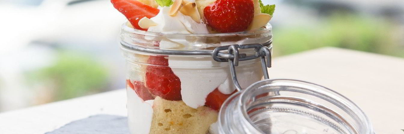 Апельсиновый бисквит с клубникой