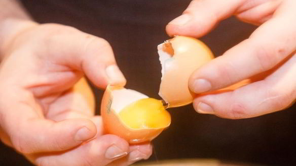 ШАГ 2. апельсиновый бисквит с клубникой