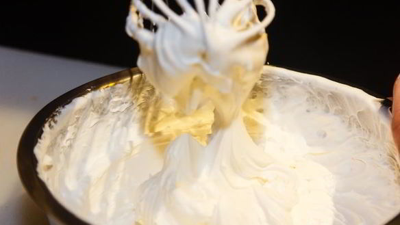 ШАГ 11. апельсиновый бисквит с клубникой