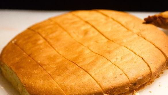 ШАГ 13. апельсиновый бисквит с клубникой