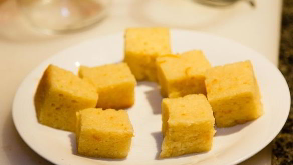 ШАГ 16. апельсиновый бисквит с клубникой