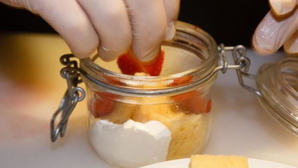 ШАГ 17. апельсиновый бисквит с клубникой