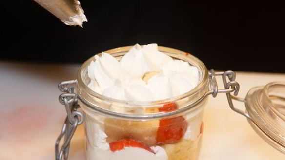 ШАГ 18. апельсиновый бисквит с клубникой