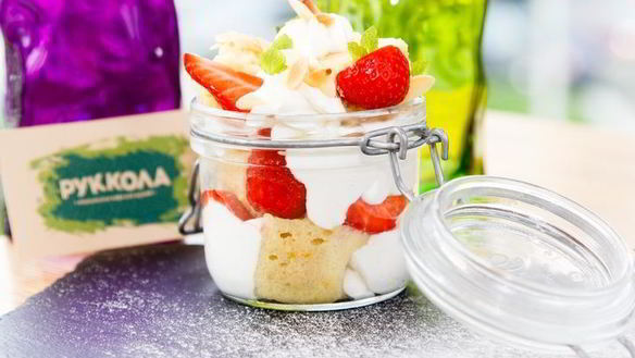 ШАГ 19. апельсиновый бисквит с клубникой