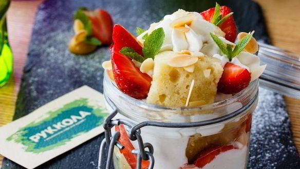 ШАГ 20. апельсиновый бисквит с клубникой