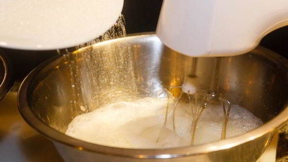 ШАГ 3. апельсиновый бисквит с клубникой