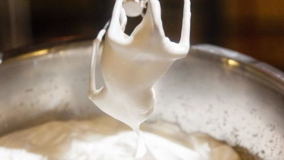 ШАГ 4. апельсиновый бисквит с клубникой