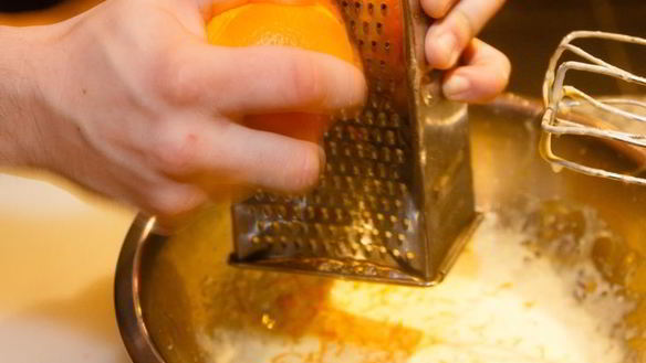 ШАГ 6. апельсиновый бисквит с клубникой