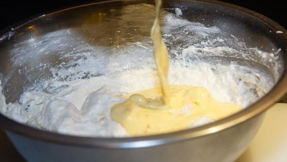 ШАГ 9. апельсиновый бисквит с клубникой