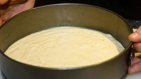 ШАГ 10. апельсиновый бисквит с клубникой