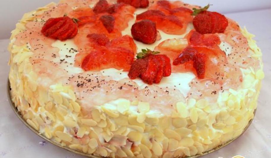 Рецепт бисквитный торт с клубникой и сливочным кремом