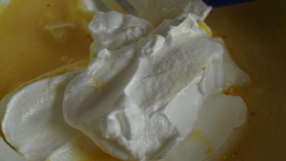 ШАГ 2. бисквитный торт с клубникой и сливочным кремом