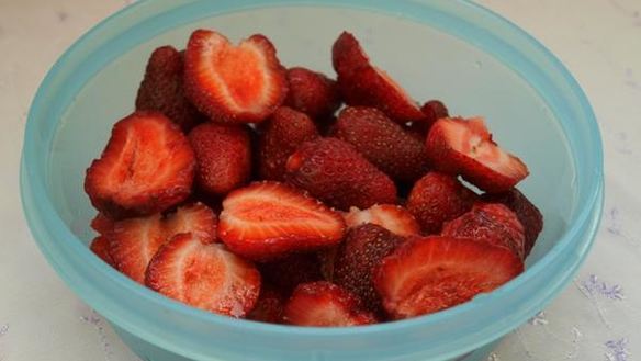 ШАГ 6. бисквитный торт с клубникой и сливочным кремом