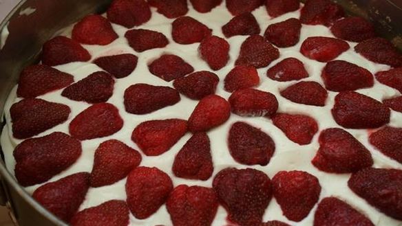 ШАГ 7. бисквитный торт с клубникой и сливочным кремом