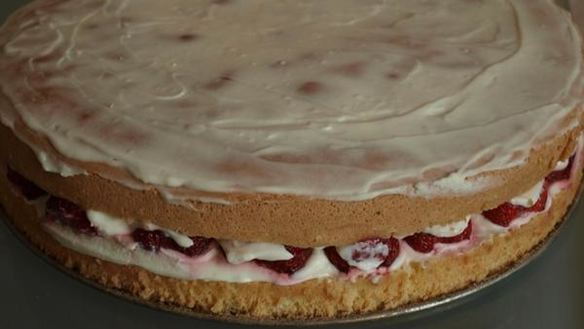 ШАГ 8. бисквитный торт с клубникой и сливочным кремом