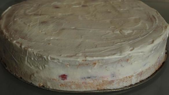 ШАГ 9. бисквитный торт с клубникой и сливочным кремом